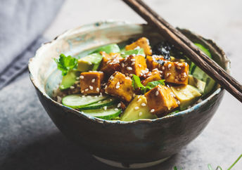 Healthy vegan poke bowl with tofu and vegetables.