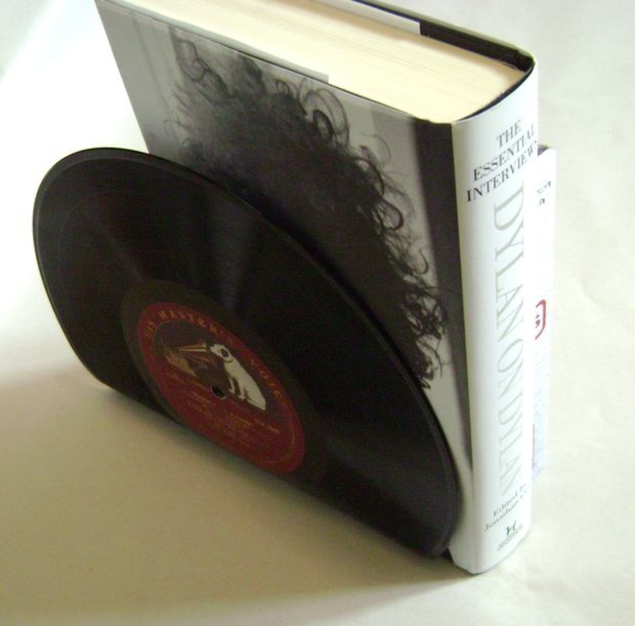 Upcycled bookends made from vinyl records are diy home decor ideas