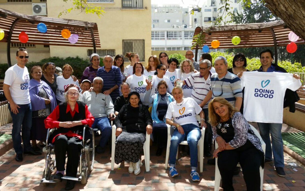 Les bénévoles passent du temps avec les résidents à une maison de retraite à Tel-Aviv, Israël (Good Deeds Day)