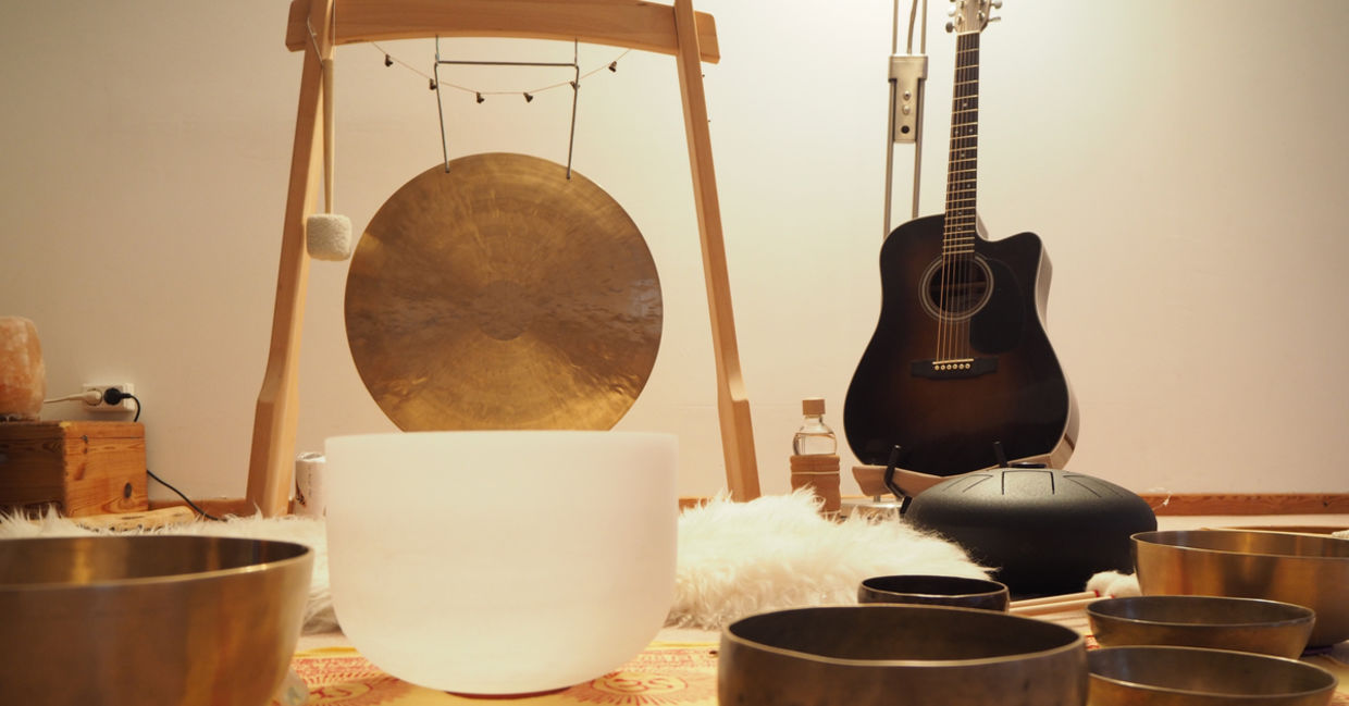 Instruments and voices can be used in sound bathing meditation.