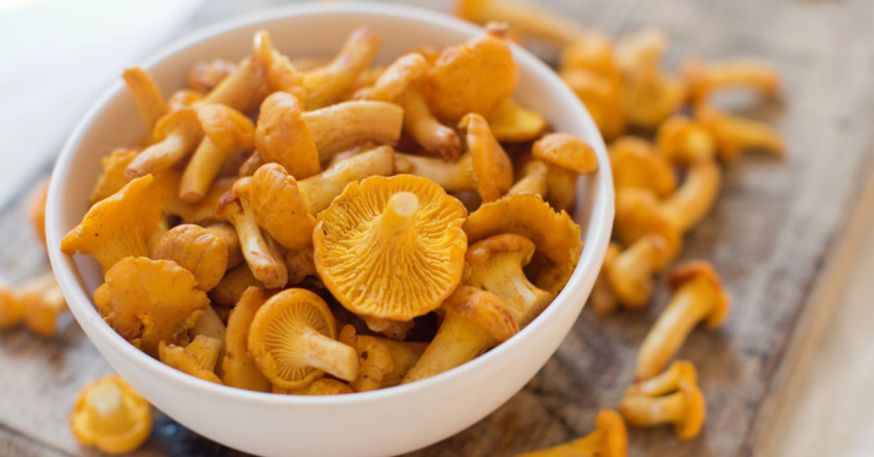 A bowl of raw chanterelle mushrooms.