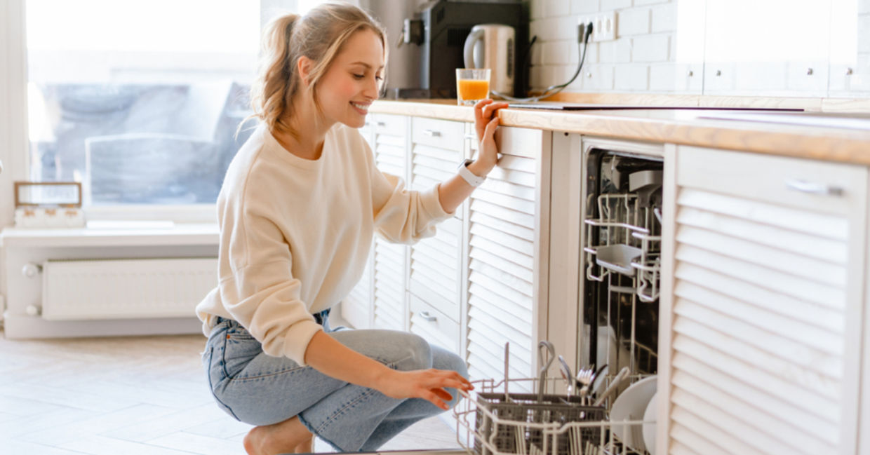A woman uses citric acid to make the inside of her dishwasher shine.