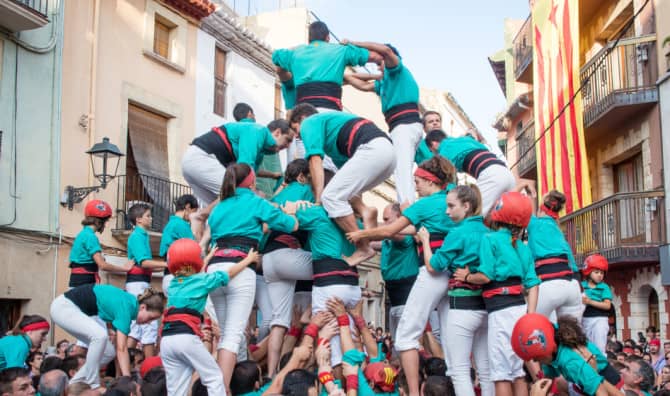 A Surprisingly Inspiring Human Pyramid Contest [VIDEO]