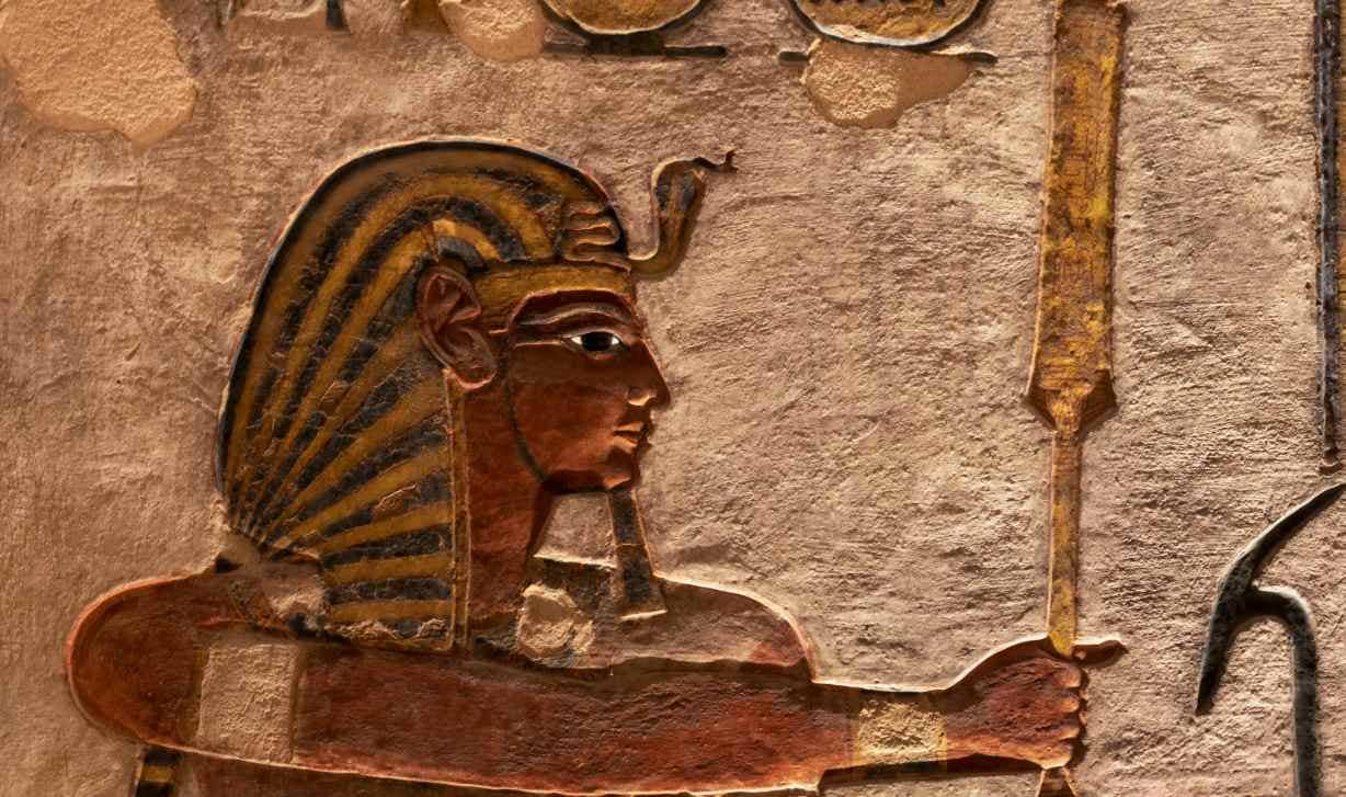 Drawing of Ramses III carrying a Sekhem scepter at his tomb.
