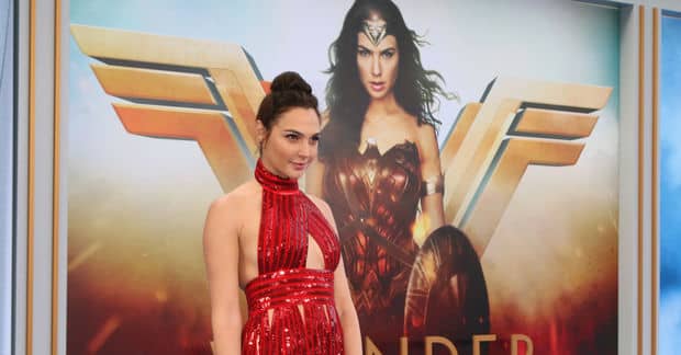Gal Gadot Visits Children Hospital Dressed as Wonder Woman