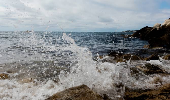 New Portable Device Makes Seawater Drinkable On The Go