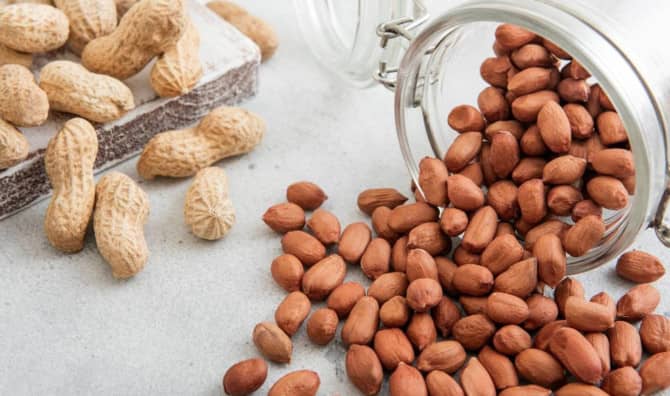 Peanuts in shells and peeled.