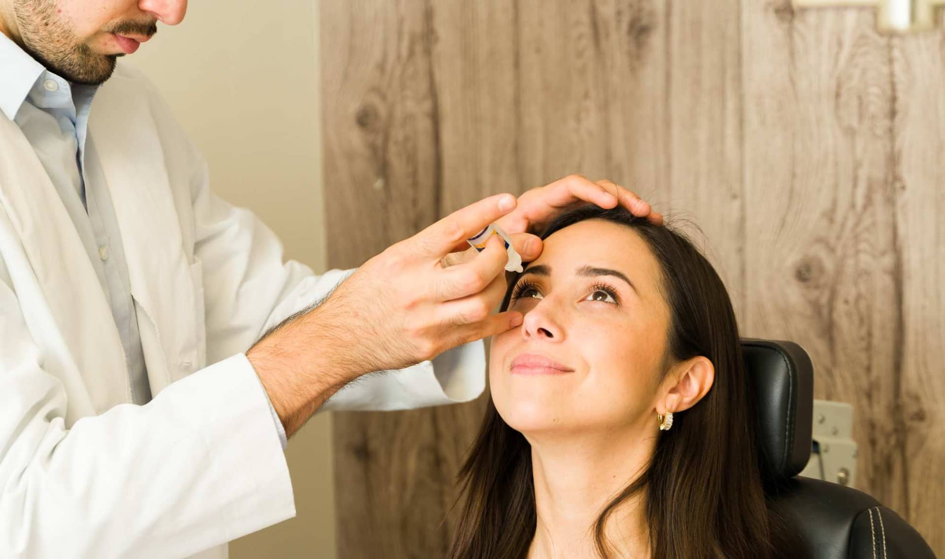 Dr using eye gel.