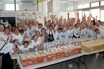 Families prepare 522 food packages in Sydney, Australia (Good Deeds Day)