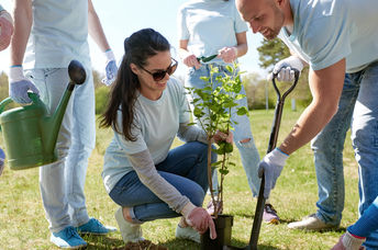 Passengers volunteer at a women’s cooperative and cacao farm. (Syda Productions / Shutterstock.com)