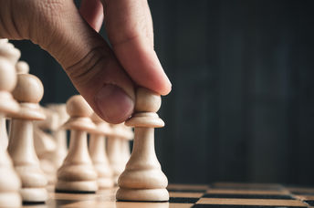 A player makes his opening move on a chessboard.