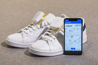 Honda Ashirase vibration device attached to shoes and Ashirase smartphone app screen