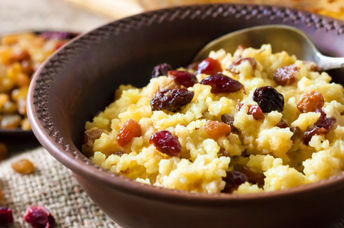 Millet porridge is gluten-free and nutritious.