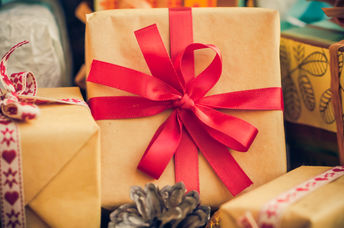 Gifts festively and sustainably wrapped.