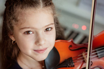 Young girl playing the violin.