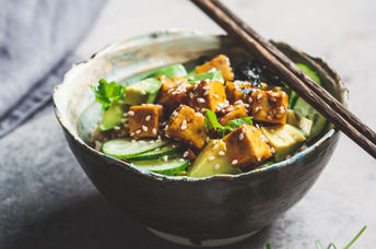Healthy vegan poke bowl with tofu and vegetables.