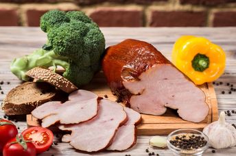 Enjoy an iron-rich meal of sliced meat and broccoli.