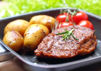 Veggie-Steak with baked potatoes and tomatoes