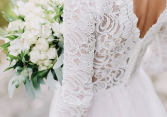 Makenzee Meaux takes of her wig to show her bald head due to her alopecia.