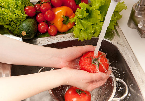 The right way to wash fruits and vegetables: 5 tips