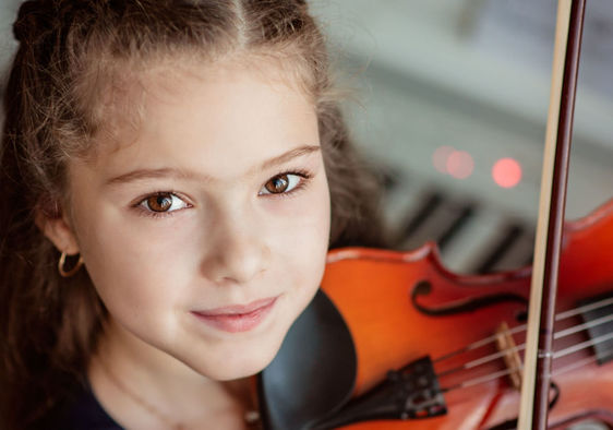Young girl playing the violin.
