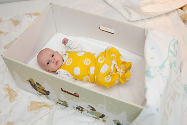 Finse babydoos; gratis babybox met bedje en uitzet - Mamaliefde