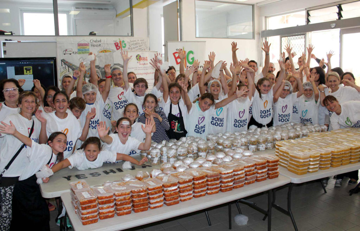 Families prepare 522 food packages in Sydney, Australia (Good Deeds Day)
