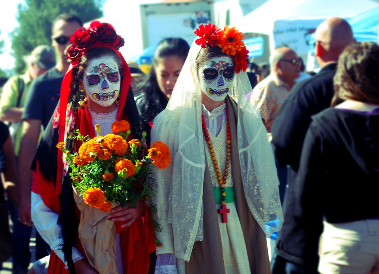On the Day of the Dead, people celebrate their dead loved ones' life, rather than mourn their loss.  (Jenny Huey/CC BY-NC-ND 2.0)