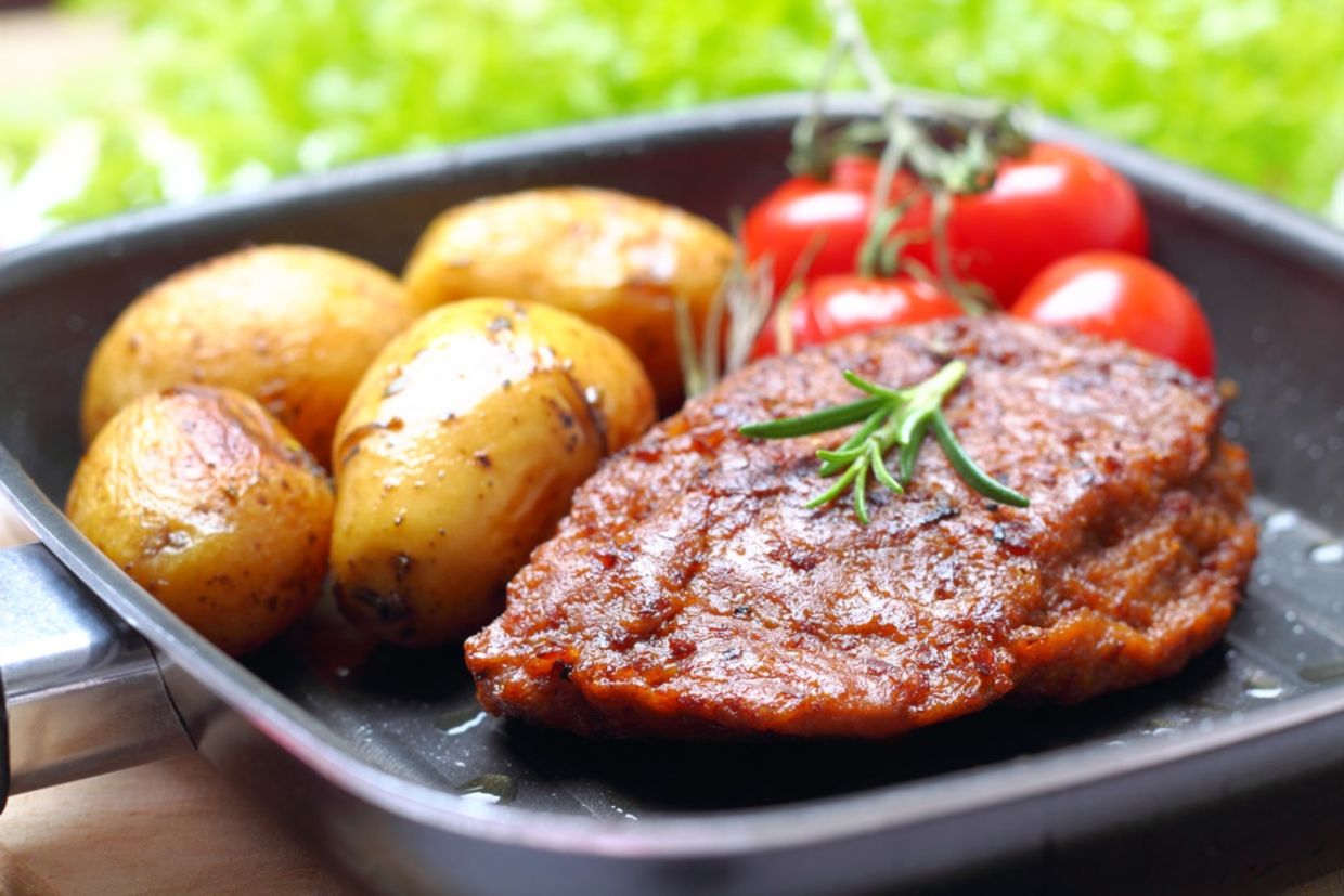 Veggie-Steak with baked potatoes and tomatoes