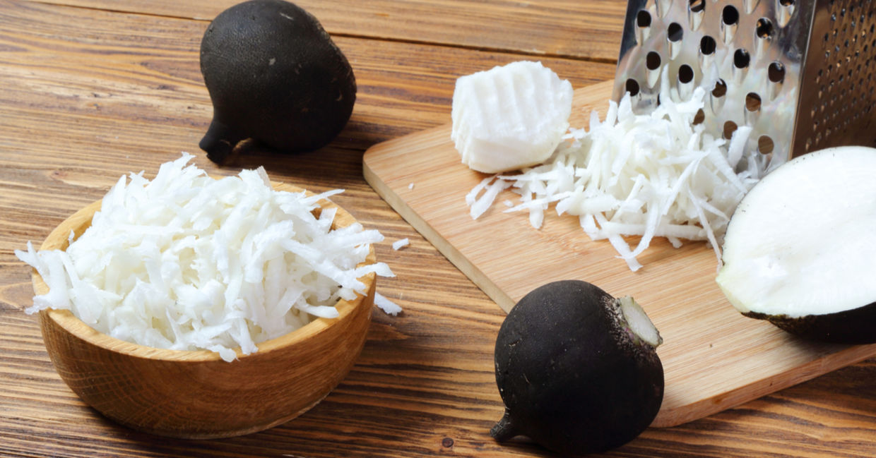 Shred black radishes into healthy salads.