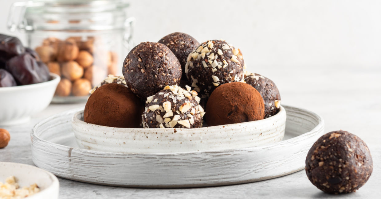 A plate of raw date balls.