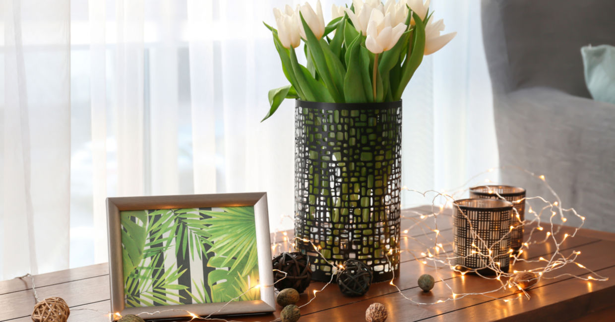 A bouquet of tulips beside gentle, twinkling fairy lights create a gezellig ambiance.