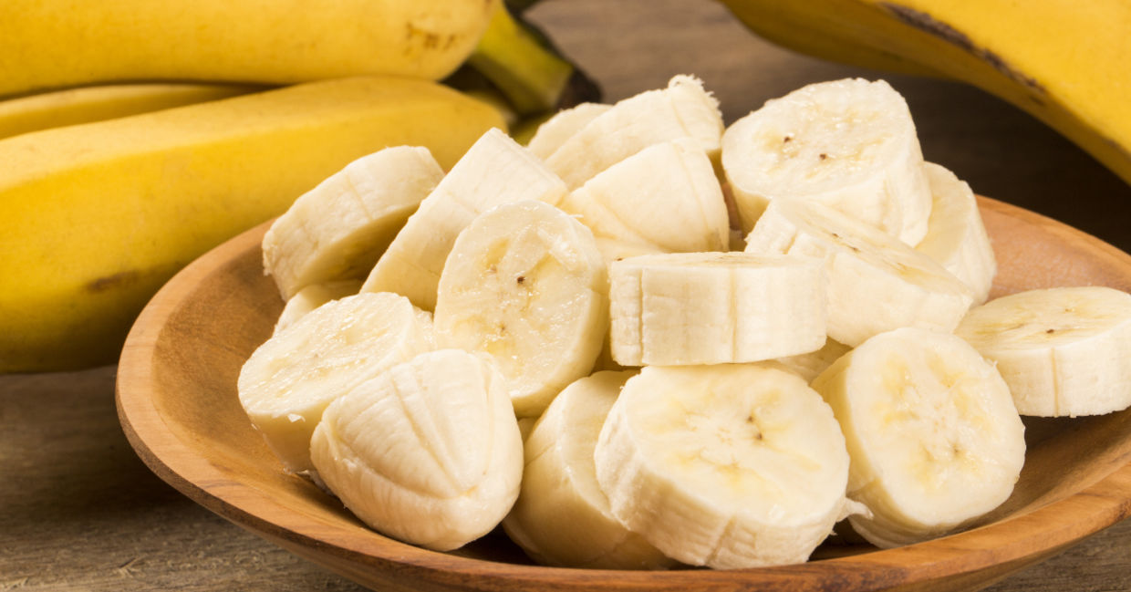 Une banane moyenne est pleine de vitamines et de minéraux.
