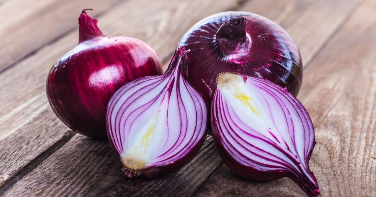 Red onions contain antioxidants.