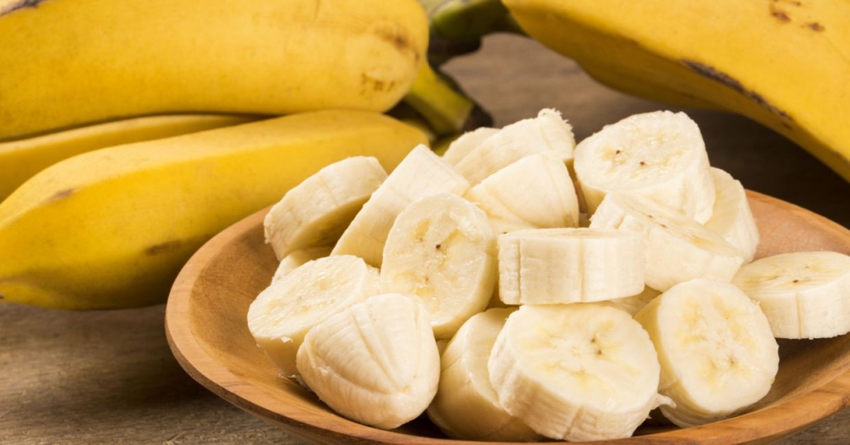 A bowl of banana slices.