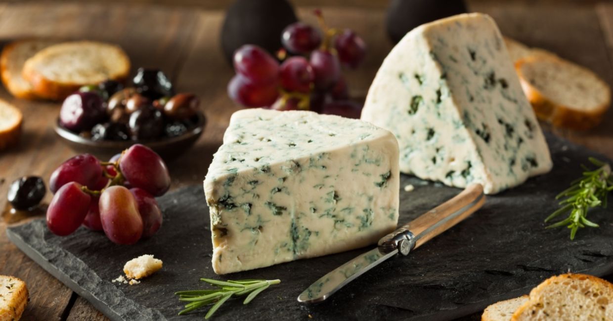 Blue cheese contains a large amount of protein.