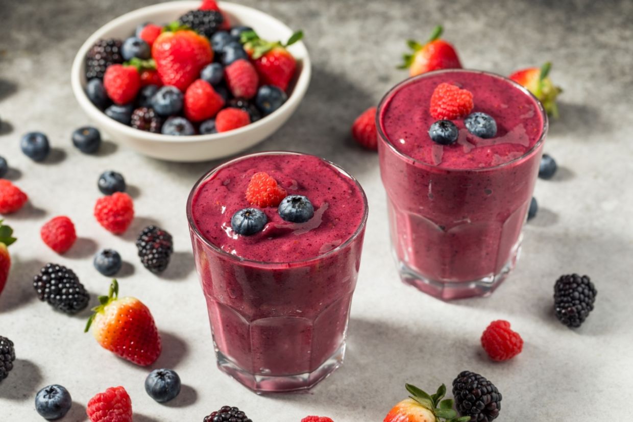 Smoothies with raspberries and blueberries.