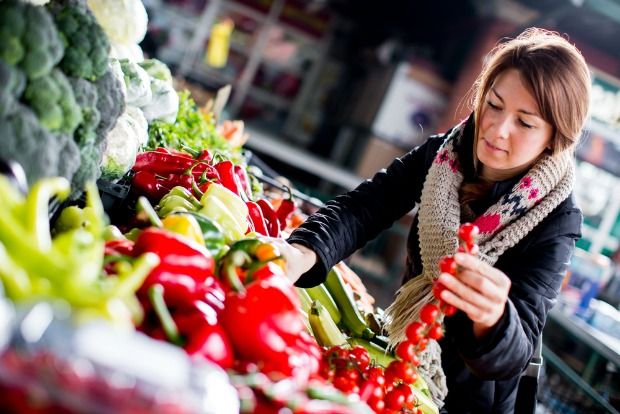 Woman Woman shopping for organic foods - climate change facts