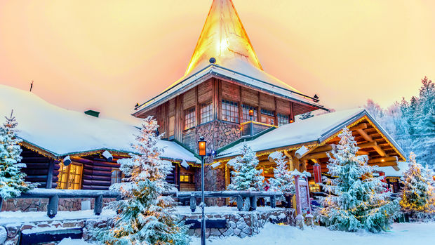 photo Wooden and stone building with snowy roofs