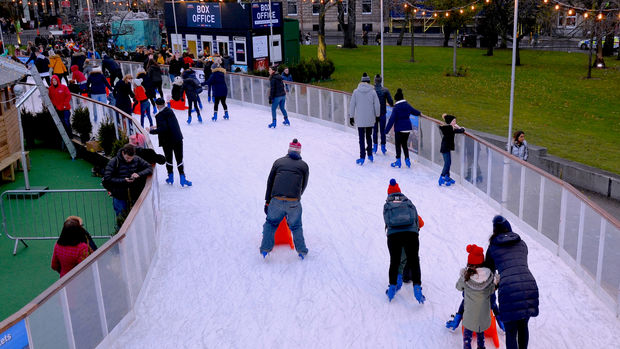 photo Skating in Edinburgh’s St. Andrew Square