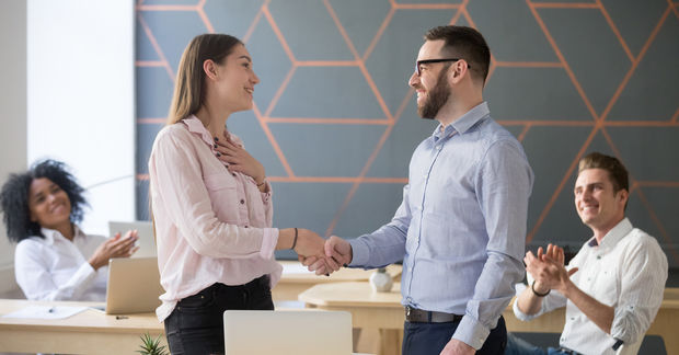 photo man and woman shaking hands