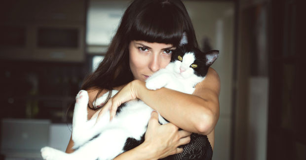 photo Woman holding a cat