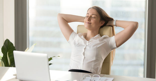 photo Woman relaxing on a chair in a work office
