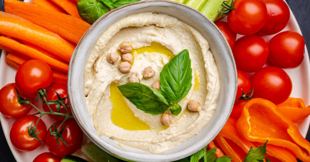 photo Hummus bowl with fresh vegetables and cherry tomatoes.