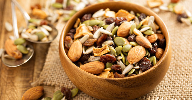 photo Wooden bowl filled with mixed nuts and seeds.