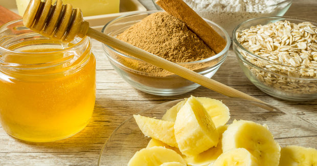 photo Honey, bananas, oats and spice ingredients displayed.